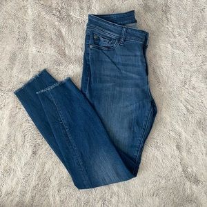M1858 -Mid Rise Skinny Crop 10/30